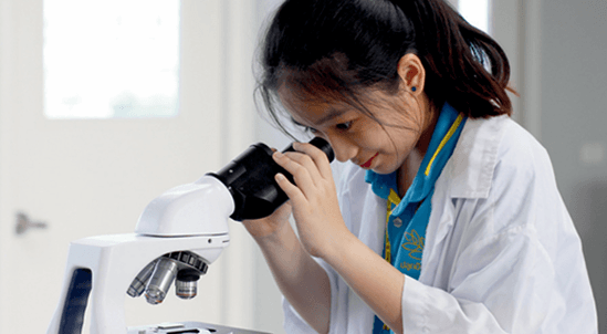 นักเรียนใช้กล้องจุลทรรศน์ในชั้นเรียนวิทยาศาสตร์