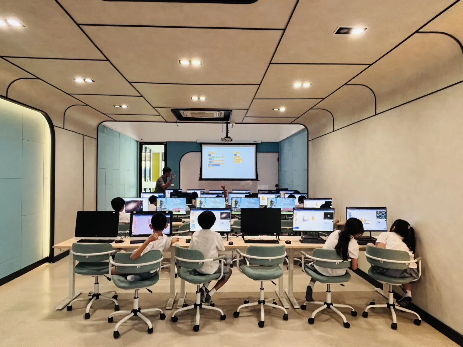 ห้องปัญญาประดิษฐ์ หุ่นยนต์ และการเขียนโปรแกรม