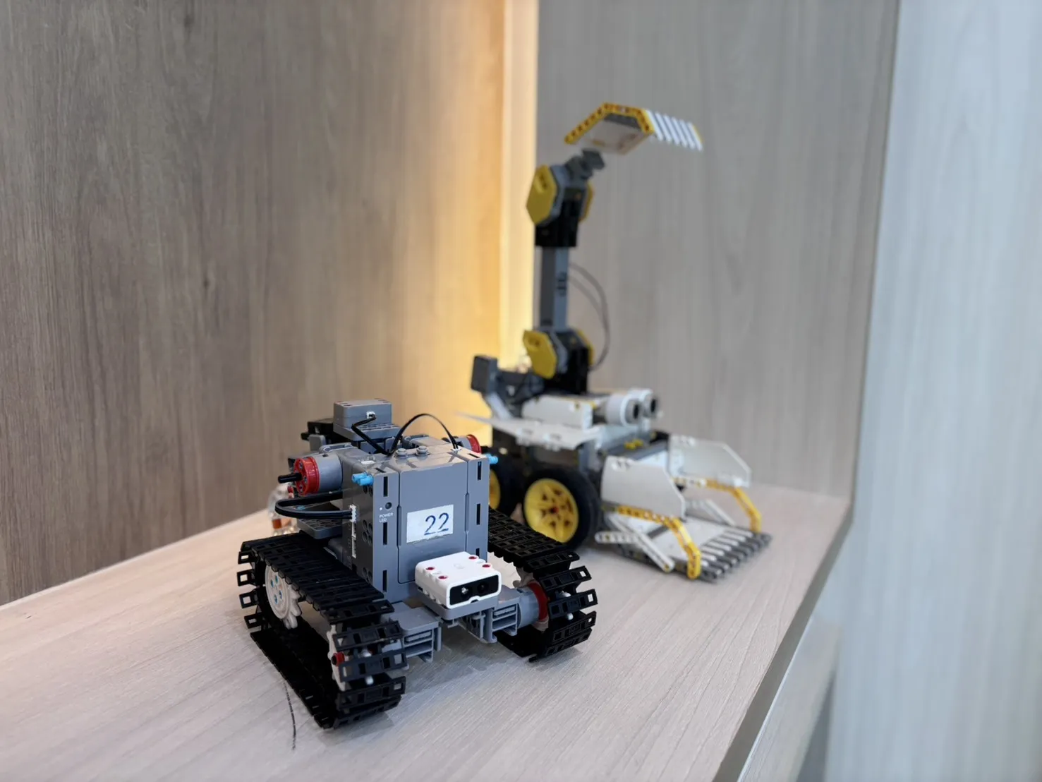 นักเรียนมีส่วนร่วมกับเทคโนโลยีหุ่นยนต์และ AI