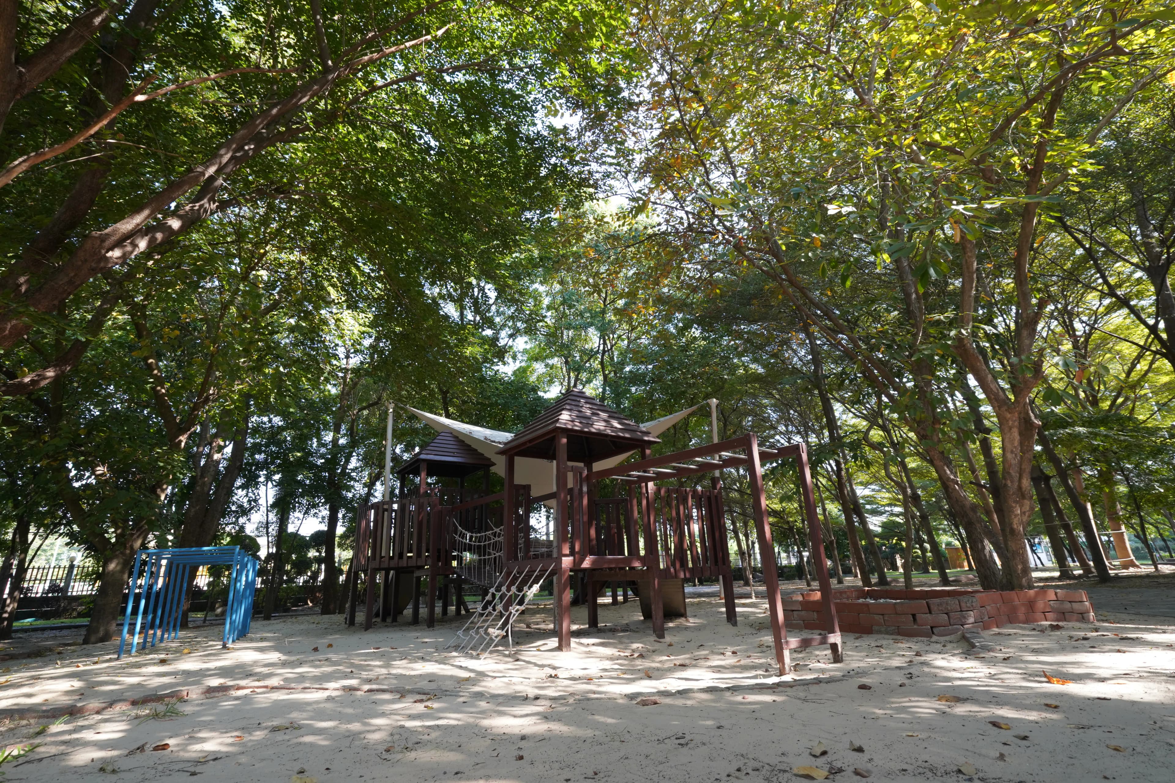 พื้นที่เล่นที่มีสีสันและปลอดภัยสำหรับเด็กอนุบาล