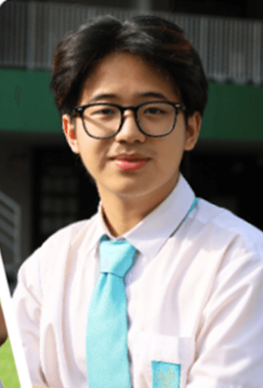 นักเรียนมัธยมต้นอ่านหนังสือกลางแจ้ง